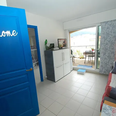 2p En Centre-ville De Avec Terrasse Et Parking - Fr-1-196-280