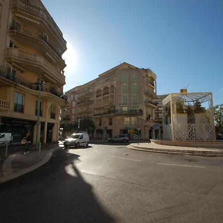 2p En Centre-ville De Avec Terrasse Et Parking - Fr-1-196-280 Appartement