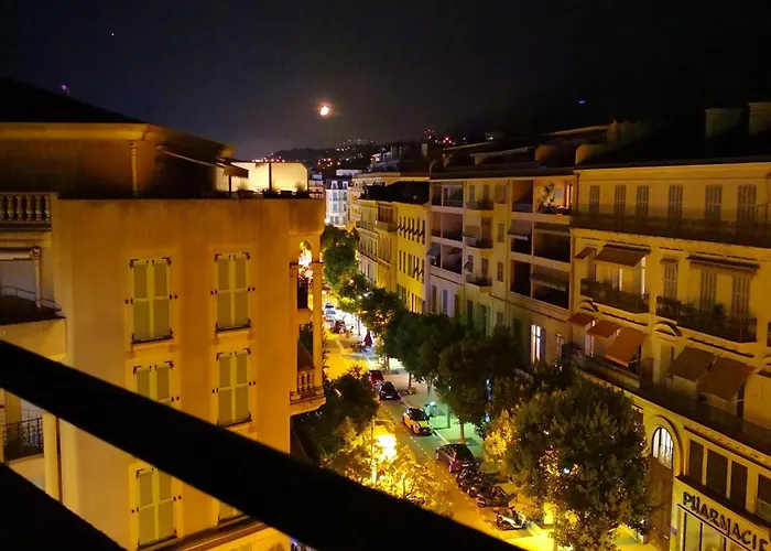 Apartment 2p En Centre-ville De Avec Terrasse Et Parking - Fr-1-196-280