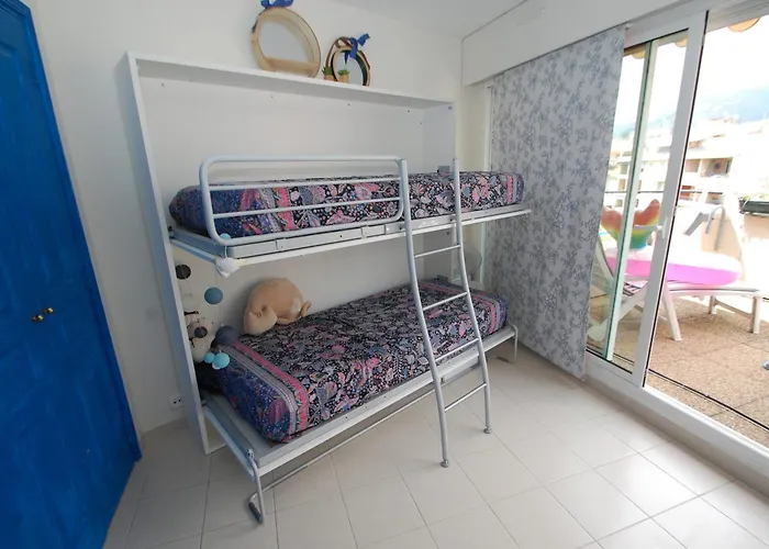 2p En Centre-ville De Avec Terrasse Et Parking - Fr-1-196-280 *